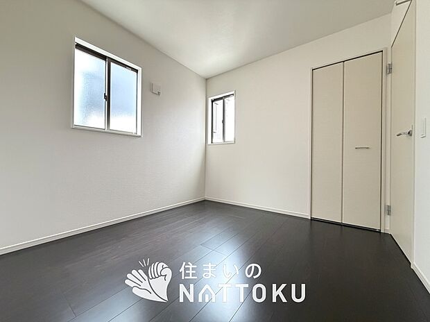 【現地写真(洋室)】木目の美しさを際立たせるシンプルデザインの建具を使用しています。