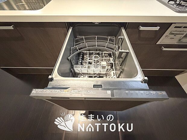 【食器洗い乾燥機】食後の時間にゆとりを与えてくれる食器洗い乾燥機。
操作ボタンも上面にあるので、腰をかがめずに操作ができラクラクです。