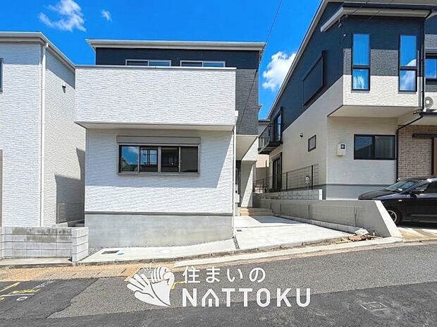 【現地写真(外観)【1号地】】軽くて火災に強い屋根材を採用し、地震時の建物への負担や揺れを軽減しています。