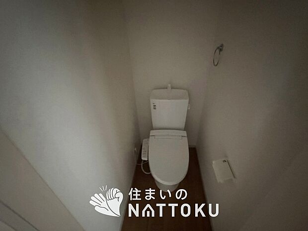 【トイレ】汚れてもサッとひと拭きでお手入れ簡単、エコ仕様の温水洗浄便座付きのトイレです。
バリアフリーにも配慮しています。