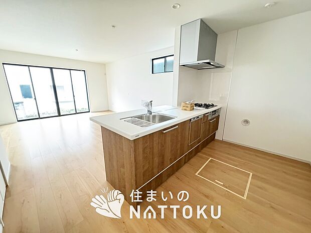 【現地写真(キッチン)】収納たっぷりのシステムキッチン、浄水器付水栓を標準装備しています。