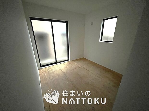 【現地写真(和室)】大壁仕様の新和室。くつろぎの空間です。
