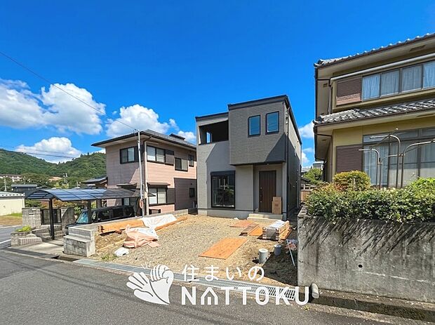 【現地写真(前道含む外観)】健康被害に配慮したもっとも安全性の高い建材を採用し、シックハウス対策をしております。