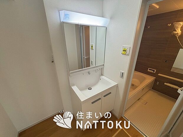 【洗面台・洗面所】鏡の両サイドは、必要なものを取出しやすく、大きな鏡面で朝の準備も快適。
使いやすいリフトアップ機能付きのシングルレバーシャワー水栓付です。