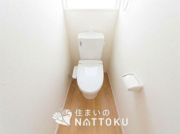 【トイレ】汚れてもサッとひと拭きでお手入れ簡単、エコ仕様の温水洗浄便座付きのトイレです。
バリアフリーにも配慮しています。