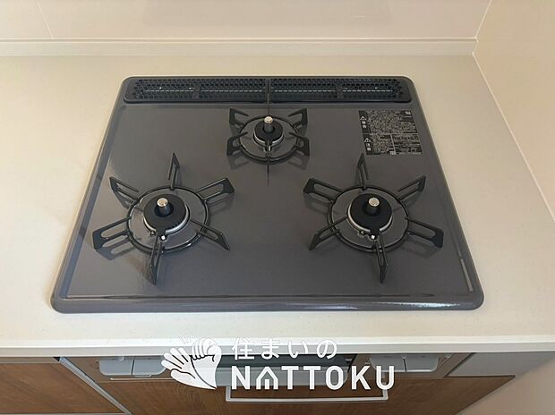 【ビルトインコンロ】フラットな構造で清掃性が高く、過熱防止センサー付3口タイプで日頃の家事も快適です。