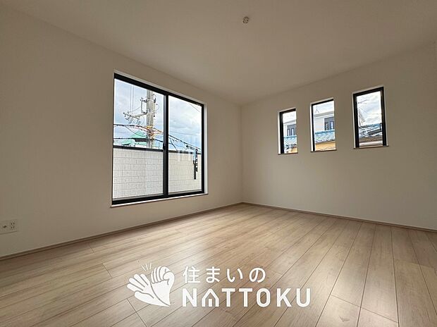 【現地写真(寝室)】木目の美しさを際立たせるシンプルデザインの建具を使用しています。