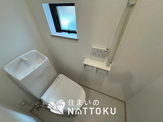 【トイレ】汚れてもサッとひと拭きでお手入れ簡単、エコ仕様の温水洗浄便座付きのトイレです。
バリアフリーにも配慮しています。