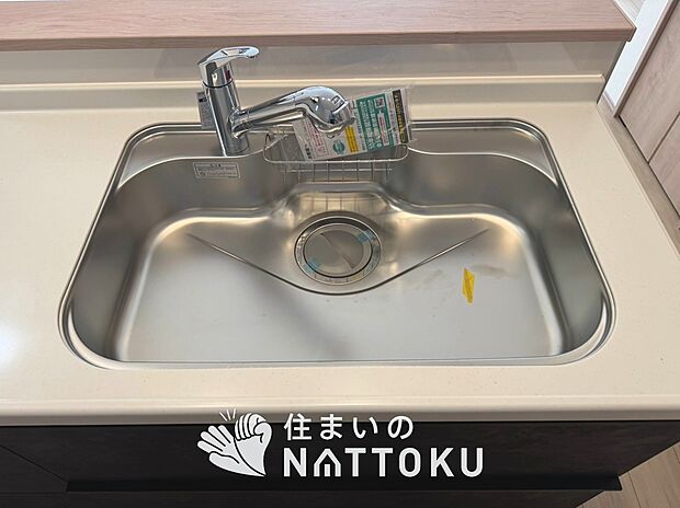 【浄水器内臓ハンドシャワー付シンク】広々とした凸型シンクに洗剤ポケットを標準装備。すっきり収納できます。
また、蛇口の先端に浄水器を内蔵しているため場所をとりません。