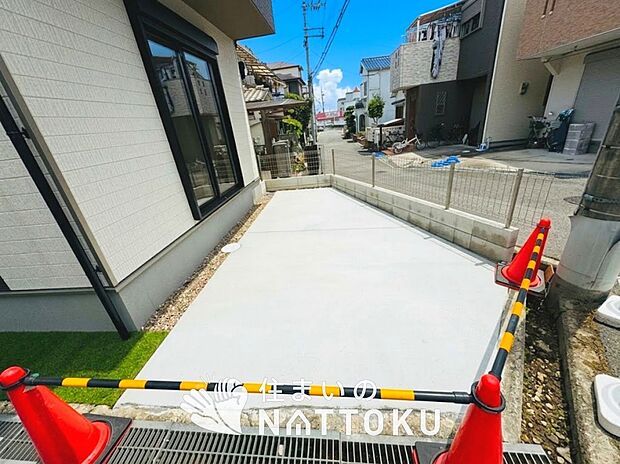 【現地写真(駐車場)】駐車スペースが広く、運転が苦手な方も安心です。