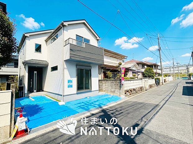 【現地写真(前道含む外観)】軽くて火災に強い屋根材を採用し、地震時の建物への負担や揺れを軽減しています。