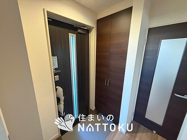 【現地写真（玄関）】玄関には、大型のシューズ収納を設置しています。