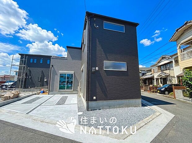 【現地写真（外観）【２号地】】軽くて火災に強い屋根材を採用し、地震時の建物への負担や揺れを軽減しています。