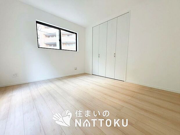【現地写真(寝室)】木目の美しさを際立たせるシンプルデザインの建具を使用しています。