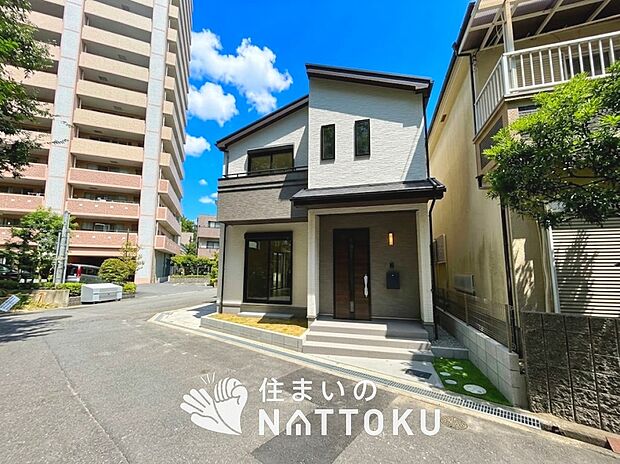 【現地写真(前道含む外観)】健康被害に配慮したもっとも安全性の高い建材を採用し、シックハウス対策をしております。