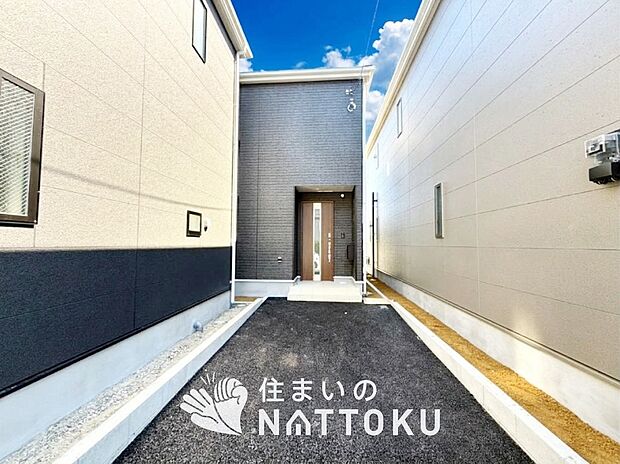 【現地写真(外観)【2号地】】雨で汚れを落とし、耐久性・耐候性に優れた外壁を使用しています。