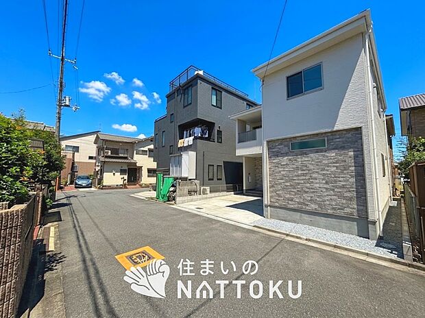 【現地写真（前道含む外観）】お引渡し後も無償の定期点検を行っており、暮らしの安心をお届けしています。