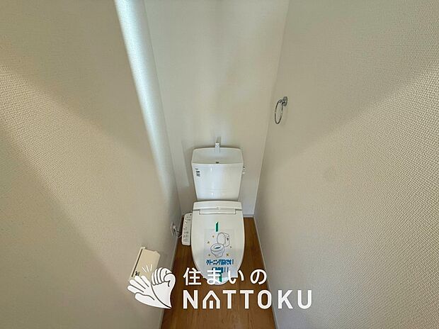 【トイレ】汚れてもサッとひと拭きでお手入れ簡単、エコ仕様の温水洗浄便座付きのトイレです。
バリアフリーにも配慮しています。