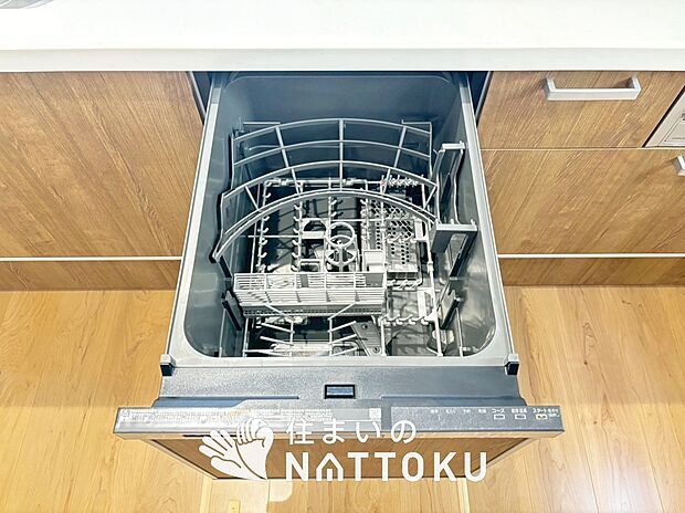 【食器洗い乾燥機】食後の時間にゆとりを与えてくれる食器洗い乾燥機。
操作ボタンも上面にあるので、腰をかがめずに操作ができラクラクです。