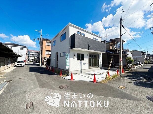 【現地写真（前道含む外観）】お引渡し後も無償の定期点検を行っており、暮らしの安心をお届けしています。