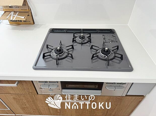 【ビルトインコンロ】フラットな構造で清掃性が高く、過熱防止センサー付3口タイプで日頃の家事も快適です。