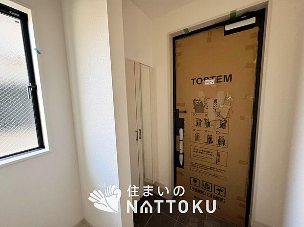 【現地写真(玄関)】玄関には、大型のシューズ収納を設置しています。