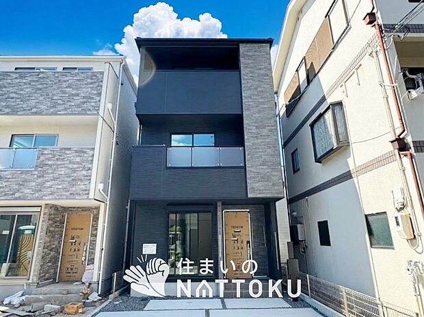 【現地写真(外観)【1号地】】軽くて火災に強い屋根材を採用し、地震時の建物への負担や揺れを軽減しています。