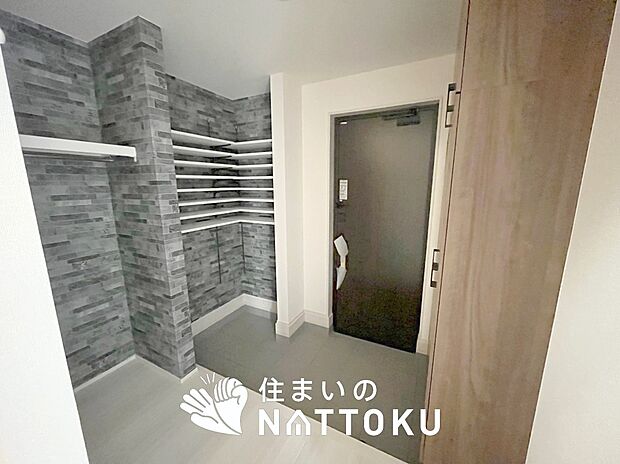 【現地写真(玄関)】玄関には、大型のシューズ収納を設置しています。