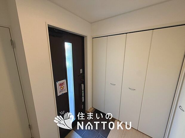 【現地写真（玄関）】玄関には、大型のシューズ収納を設置しています。