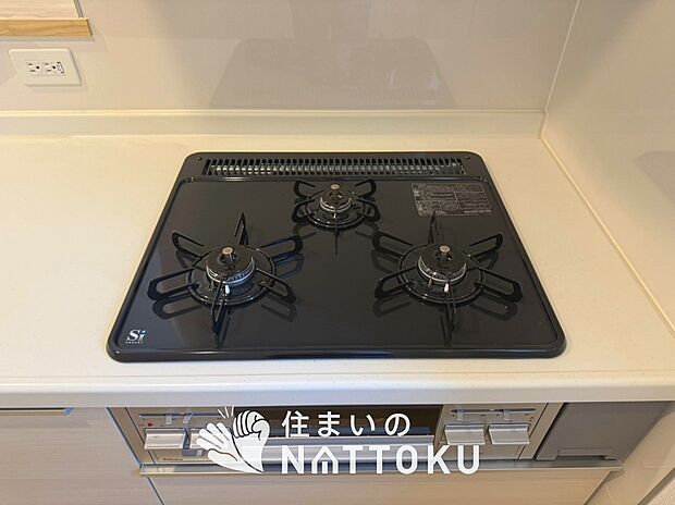 【ビルトインコンロ】フラットな構造で清掃性が高く、過熱防止センサー付３口タイプで日頃の家事も快適です。
