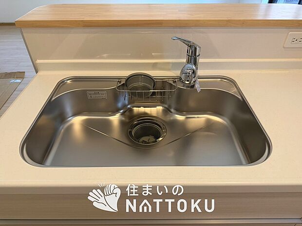 【浄水器内臓ハンドシャワー付シンク】広々とした凸型シンクに洗剤ポケットを標準装備。すっきり収納できます。
また、蛇口の先端に浄水器を内蔵しているため場所をとりません。
