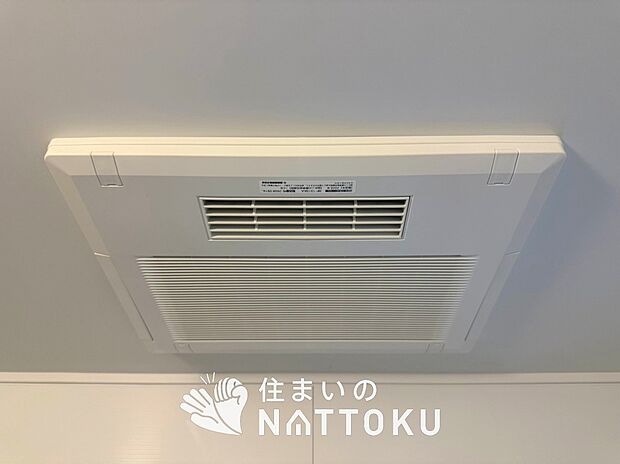 【浴室暖房換気乾燥機】サイドブロー機能で、乾燥効率アップです。
サイドに吹き出しを搭載することにより浴室内を端まで循環する気流ができ、さらに省エネ性能がアップします。