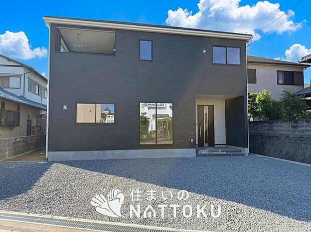 【現地写真（外観）】雨で汚れを落とし、耐久性・耐候性に優れた外壁を使用しています。
