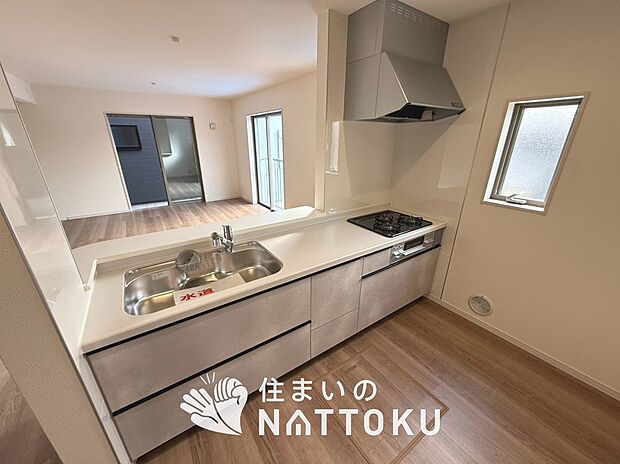 【現地写真(キッチン)】収納たっぷりのシステムキッチン、浄水器付水栓を標準装備しています。