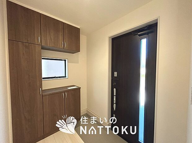 【現地写真(玄関)】玄関には、大型のシューズ収納を設置しています。