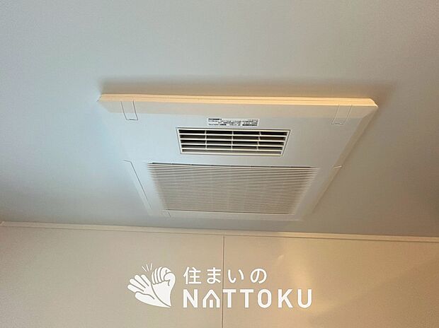 【電気式浴室暖房換気乾燥機】寒い冬場はあたたかく、暑い夏場は扇風機のような心地よさです。
雨の日は、浴室が衣類乾燥スペースになります。