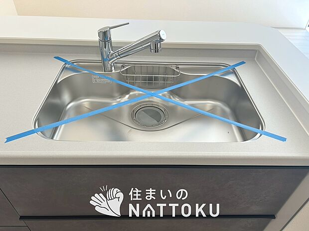 【浄水器内臓型ハンドシャワー付シンク】傷や汚れが付きにくい静音仕様の全面エンボス加工シンク。
また、蛇口の先端に浄水器を内蔵。浄水シャワーが使える毎分4リットルのたっぷり浄水。