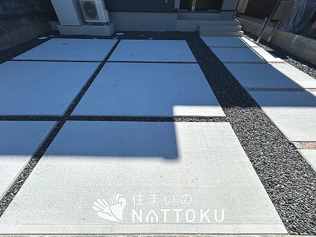 【現地写真(駐車場)】駐車スペースが広く、運転が苦手な方も安心です。