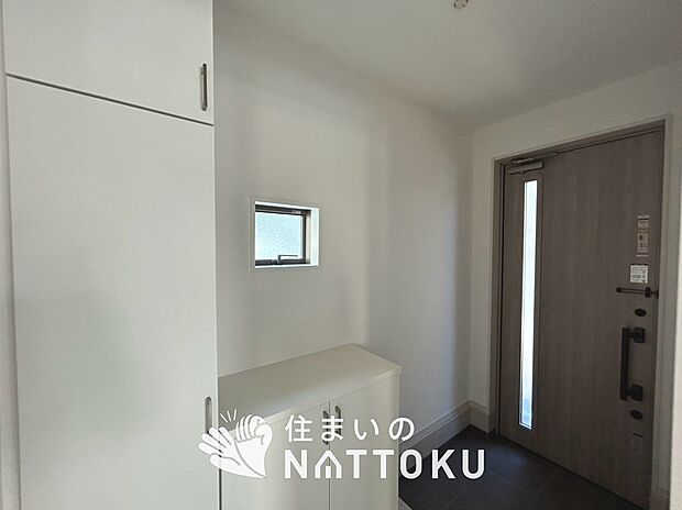 【現地写真(玄関)】玄関には、大型のシューズ収納を設置しています。
