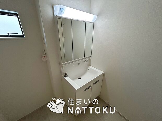 【洗面台・洗面所】鏡の両サイドは、必要なものを取出しやすく、大きな鏡面で朝の準備も快適。
使いやすいリフトアップ機能付きのシングルレバーシャワー水栓付です。