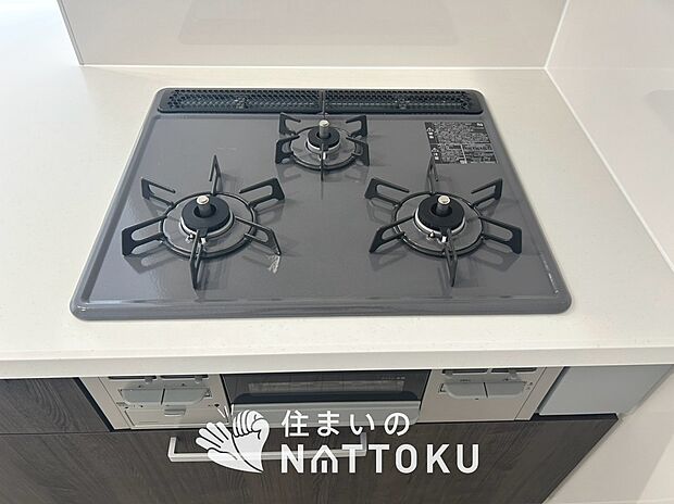 【ビルトインコンロ】フラットな構造で清掃性が高く、過熱防止センサー付3口タイプで日頃の家事も快適です。