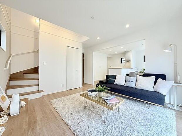 【当社施工モデルハウス　リビング】
1号棟や6号棟に採用されるリビング階段は、家族とコミュニケーションしやすいプランとして人気です。
※画像は当社施工例のため実際とは異なります