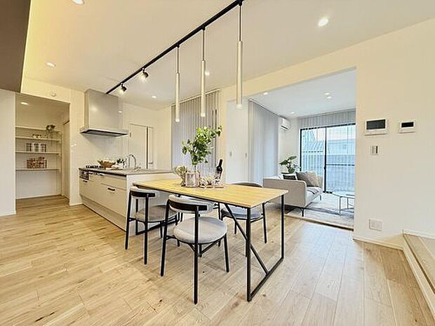 【現地モデルハウス5号棟 ダイニング】
ダイニングを中心にフロア全体が見渡しやすく、家族を身近に感じられる設計プランです。