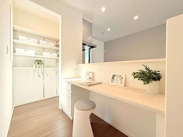 【現地モデルハウス7号棟 デスクカウンター】
キッチン前のデスクカウンターはお子さまの勉強も見守るのにピッタリ!
奥には収納もあるので、いろいろなモノをしまっておけます!