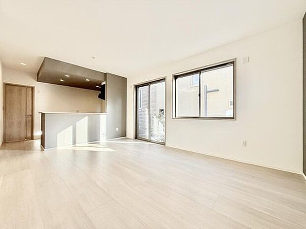 【33号棟 リビング】
全居室が南側に配置されたプランなので、採光が取れやすい明るい住まいです。