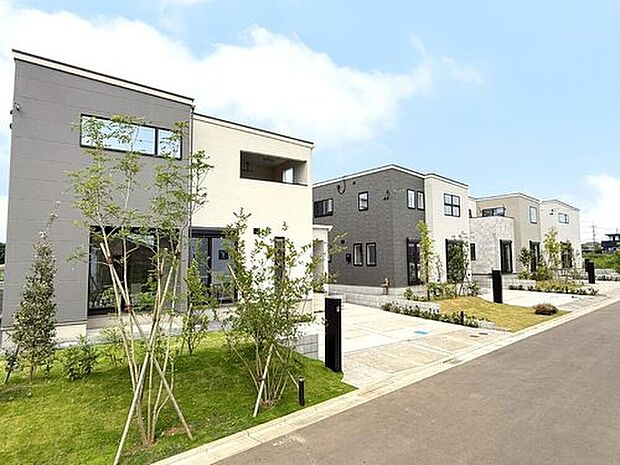 【現地街並み】
グレーベージュのフラットな外壁とストーン調のグレーが映える外観です!
※2025年6月撮影