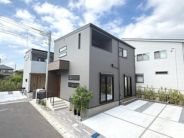 【【現地外観】】街並みに映える美しい外観!シンプルながら存在感のあるデザインが魅力です!
※2025年5月撮影