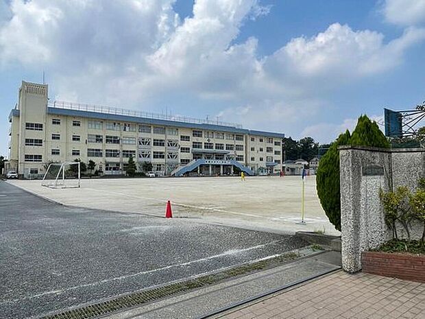 市川市立下貝塚中学校(約575m)