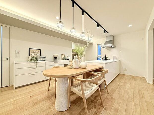 【【現地モデルハウス】】料理をしながら、食事をしながら会話が楽しめるダイニングキッチン。
※2025年10月撮影