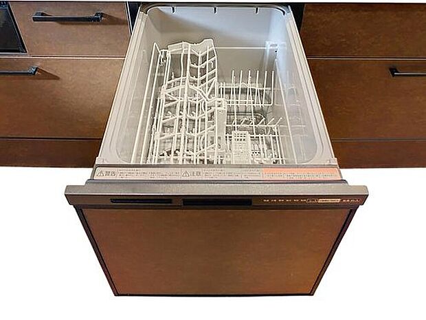 【【食器洗浄乾燥機】】食事の後片付けをサポートしてくれるビルトインタイプの食器洗浄乾燥機が標準装備。家事の時間短縮になるだけでなく、手洗いに比べて大幅に節水できる省エネタイプを採用しています